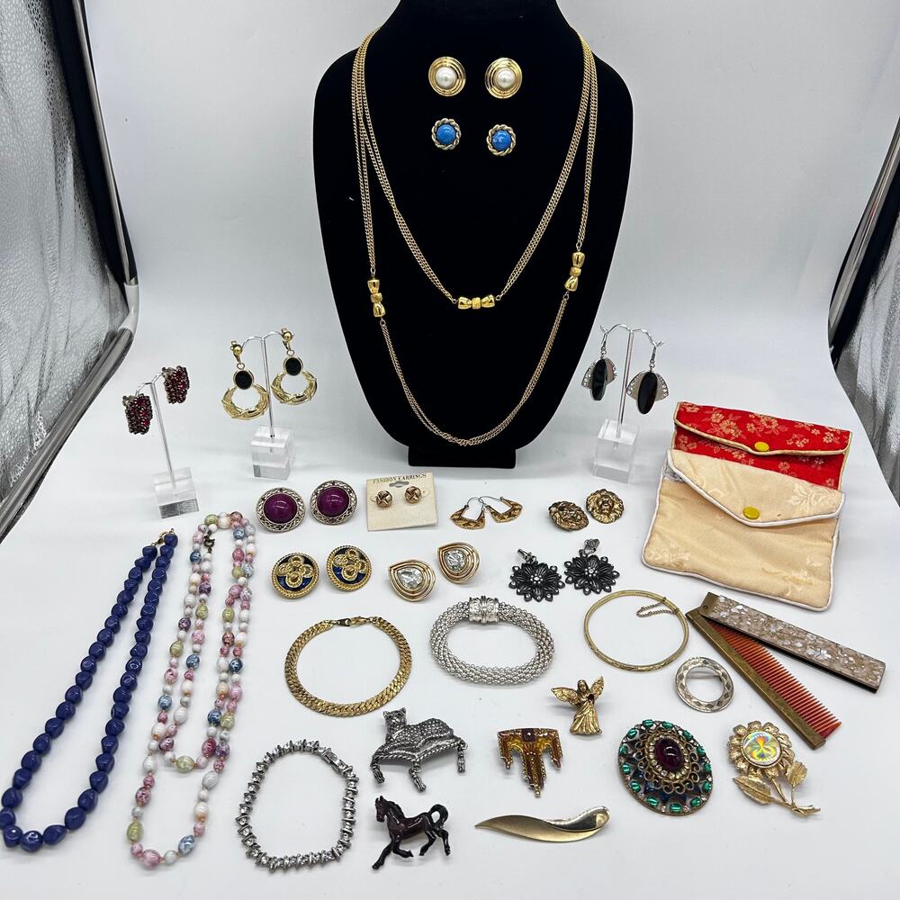 Vintage Estate Jewelry Lot 25+ Pieces Some Signed Incl. Trifari Sarah Coventry